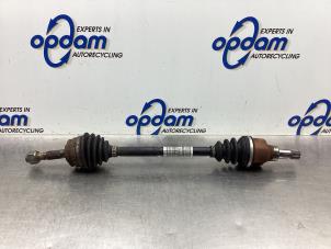 Gebruikte Aandrijfas links-voor Peugeot 208 I (CA/CC/CK/CL) 1.2 Vti 12V PureTech 82 Prijs € 75,00 Margeregeling aangeboden door Gebr Opdam B.V.