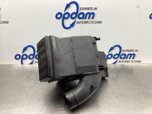 Begagnade Luftfilterhus Renault Clio III (BR/CR) 1.2 16V TCe 100 Pris € 25,00 Marginaltabell erbjuds av Gebr Opdam B.V.