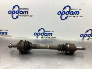 Gebruikte Aandrijfas links-voor Peugeot 206 SW (2E/K) 1.6 16V Prijs € 50,00 Margeregeling aangeboden door Gebr Opdam B.V.