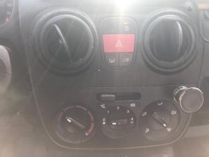 Gebruikte Kachel Bedieningspaneel Peugeot Bipper (AA) 1.3 HDI Prijs € 60,00 Margeregeling aangeboden door Gebr Opdam B.V.