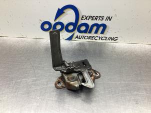 Używane Mechanizm zamka pokrywy silnika Suzuki Swift (ZA/ZC/ZD1/2/3/9) 1.6 Sport VVT 16V Cena € 25,00 Procedura marży oferowane przez Gebr Opdam B.V.