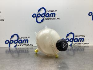 Gebruikte Expansievat Opel Corsa F (UB/UH/UP) 1.2 12V 75 Prijs € 35,00 Margeregeling aangeboden door Gebr Opdam B.V.