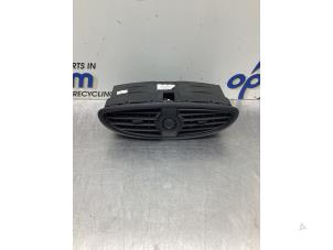 Gebruikte Luchtrooster Dashboard Renault Clio III (BR/CR) 1.2 16V TCe 100 Prijs € 25,00 Margeregeling aangeboden door Gebr Opdam B.V.