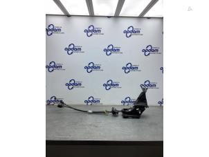 Gebruikte Versnellingsbak Bedieningskabel Peugeot 208 I (CA/CC/CK/CL) 1.2 Vti 12V PureTech 82 Prijs € 75,00 Margeregeling aangeboden door Gebr Opdam B.V.