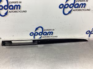 Gebruikte Dashboard sierlijst Mazda 3 Sport (BK) 1.6i 16V Prijs € 30,00 Margeregeling aangeboden door Gebr Opdam B.V.