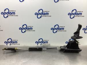 Gebruikte Versnellingsbak Bedieningskabel Renault Clio IV Estate/Grandtour (7R) 0.9 Energy TCE 12V Prijs € 75,00 Margeregeling aangeboden door Gebr Opdam B.V.