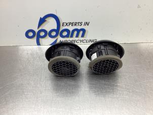 Begagnade Luftmunstycke, instrumentbräda Renault Clio IV Estate/Grandtour (7R) 0.9 Energy TCE 12V Pris € 50,00 Marginaltabell erbjuds av Gebr Opdam B.V.