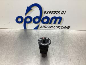 Używane Przelacznik poduszki powietrznej Renault Clio IV Estate/Grandtour (7R) 0.9 Energy TCE 12V Cena € 25,00 Procedura marży oferowane przez Gebr Opdam B.V.