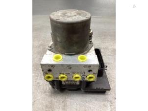 Używane Pompa ABS Nissan Qashqai (J10) 1.6 16V Cena € 175,00 Procedura marży oferowane przez Gebr Opdam B.V.