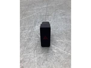 Gebruikte Alarmlicht Schakelaar Mazda CX-5 II (KF) 2.0 SkyActiv-G 165 16V 2WD Prijs € 25,00 Margeregeling aangeboden door Gebr Opdam B.V.
