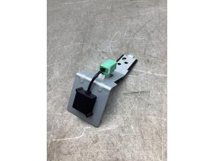 Gebruikte GPS Antenne Mazda CX-5 II (KF) 2.0 SkyActiv-G 165 16V 2WD Prijs € 40,00 Margeregeling aangeboden door Gebr Opdam B.V.