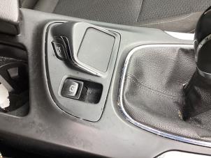 Gebruikte Handrem schakelaar Opel Insignia Sports Tourer 1.4 Turbo 16V Ecotec Prijs € 25,00 Margeregeling aangeboden door Gebr Opdam B.V.