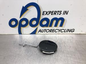 Gebruikte Sleepoog Afdekkap voor Opel Insignia Sports Tourer 1.4 Turbo 16V Ecotec Prijs € 25,00 Margeregeling aangeboden door Gebr Opdam B.V.