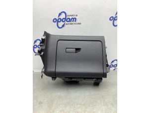 Używane Schowek w desce rozdzielczej Peugeot Partner (EA//EF/EN/EU) 1.6 BlueHDi 100 Cena € 50,00 Procedura marży oferowane przez Gebr Opdam B.V.
