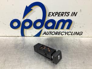 Begagnade ASR-brytare Hyundai i20 1.2i 16V Pris € 20,00 Marginaltabell erbjuds av Gebr Opdam B.V.