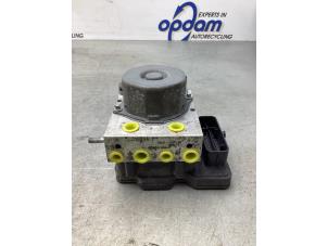 Używane Pompa ABS Renault Clio IV (5R) 0.9 Energy TCE 90 12V Cena € 100,00 Procedura marży oferowane przez Gebr Opdam B.V.