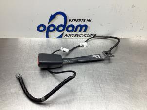 Begagnade Främre bältesspänne, vänster Toyota Auris (E15) 1.6 Dual VVT-i 16V Pris € 25,00 Marginaltabell erbjuds av Gebr Opdam B.V.