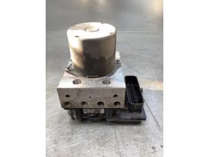 Begagnade ABS-pump Mercedes E (C207) E-350 CDI V6 24V Pris € 150,00 Marginaltabell erbjuds av Gebr Opdam B.V.