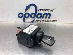 Begagnade Tändningslås + nyckel Mercedes A (W169) 2.0 A-200 5-Drs. Pris € 70,00 Marginaltabell erbjuds av Gebr Opdam B.V.