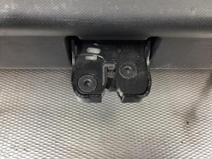 Begagnade Låsmekanism, baklucka Renault Captur (2R) 0.9 Energy TCE 12V Pris € 50,00 Marginaltabell erbjuds av Gebr Opdam B.V.