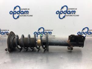 Gebruikte Schokdemperpoot links-voor Mitsubishi Colt CZC 1.5 16V Prijs € 35,00 Margeregeling aangeboden door Gebr Opdam B.V.