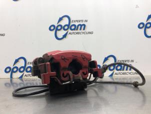 Gebruikte Remklauw (Tang) rechts-achter Mercedes C (W205) C-200 1.6 CDI BlueTEC, C-200 d 16V Prijs € 150,00 Margeregeling aangeboden door Gebr Opdam B.V.