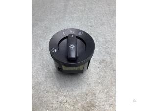 Używane Przelacznik swiatel Volkswagen Caddy III (2KA,2KH,2CA,2CH) 2.0 SDI Cena € 15,00 Procedura marży oferowane przez Gebr Opdam B.V.