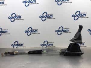 Gebruikte Versnellingsbak Bedieningskabel Renault Clio IV Estate/Grandtour (7R) 0.9 Energy TCE 12V Prijs € 75,00 Margeregeling aangeboden door Gebr Opdam B.V.