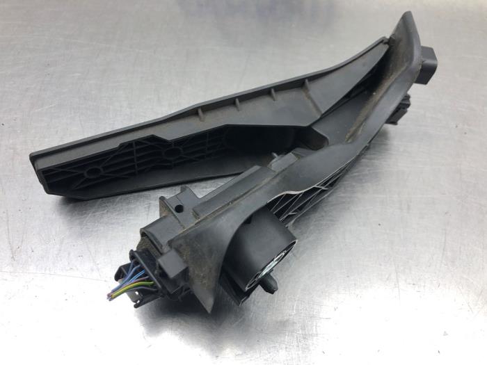 Gaspedal från en Volkswagen Passat (3C2) 2.0 FSI 16V 2007