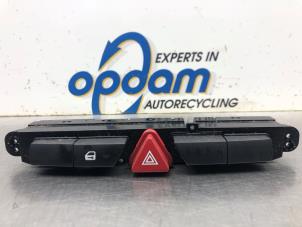 Begagnade Nödbelysningsbrytare Kia Cee'd Sporty Wagon (EDF) 1.6 CRDi 90 16V Pris € 15,00 Marginaltabell erbjuds av Gebr Opdam B.V.