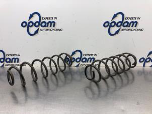 Gebruikte Schroefveer achter Citroen C4 Cactus (0B/0P) 1.2 PureTech 110 12V Prijs € 50,00 Margeregeling aangeboden door Gebr Opdam B.V.