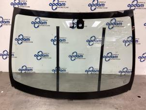 Gebruikte Voorruit Mitsubishi Space Star (A0) 1.2 12V Prijs € 150,00 Margeregeling aangeboden door Gebr Opdam B.V.