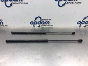 Begagnade Set med gasfjädrar, baklucka Mitsubishi Colt (Z2/Z3) 1.3 16V Pris € 25,00 Marginaltabell erbjuds av Gebr Opdam B.V.