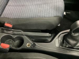 Używane Dzwignia hamulca postojowego Peugeot 208 II (UB/UH/UP) 1.2 Vti 12V PureTech 75 Cena € 50,00 Procedura marży oferowane przez Gebr Opdam B.V.