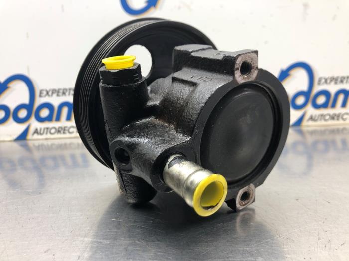 Servostyrningspump från en Dacia Logan MCV (KS) 1.6 16V 2007