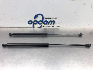 Gebruikte Set Gasdempers Achterklep Renault Twingo III (AH) 1.0 SCe 70 12V Prijs € 35,00 Margeregeling aangeboden door Gebr Opdam B.V.