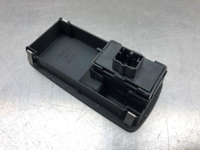 Brytare, eldrivna fönster från en Alfa Romeo MiTo (955) 1.4 TB 16V 2008