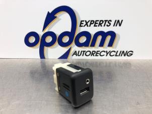 Gebruikte AUX/USB aansluiting Opel Karl 1.0 12V Prijs € 35,00 Margeregeling aangeboden door Gebr Opdam B.V.