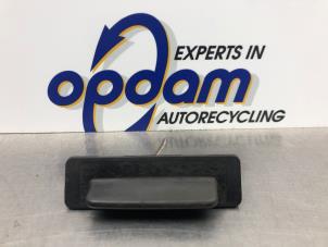 Begagnade Handtag, baklucka Renault Laguna II Grandtour (KG) 2.0 16V Pris € 30,00 Marginaltabell erbjuds av Gebr Opdam B.V.