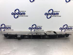 Używane Uchwyt tylnej klapy Citroen C4 Cactus (0B/0P) 1.2 PureTech 110 12V Cena € 200,00 Procedura marży oferowane przez Gebr Opdam B.V.