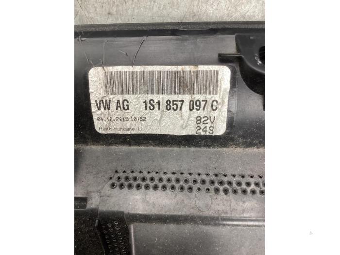 Handskfack från en Volkswagen Up! (121) 1.0 12V 60 2015