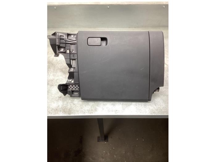 Handskfack från en Volkswagen Up! (121) 1.0 12V 60 2015