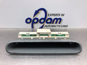 Gebruikte Display Interieur Renault Twingo (C06) 1.2 Prijs € 35,00 Margeregeling aangeboden door Gebr Opdam B.V.