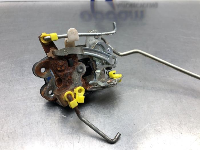 Dörrlåsmekanism, 4-dörrars, höger fram från en Hyundai Atos 1.1 12V 2007