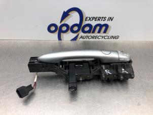 Begagnade Dörrhandtag, 4-dörrars, höger bak Renault Scénic II (JM) 1.6 16V Pris € 30,00 Marginaltabell erbjuds av Gebr Opdam B.V.