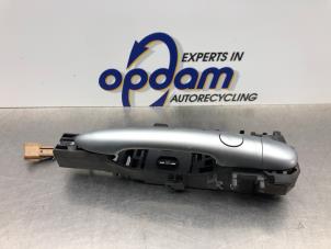 Begagnade Dörrhandtag, 4-dörrars, höger fram Renault Scénic II (JM) 1.6 16V Pris € 35,00 Marginaltabell erbjuds av Gebr Opdam B.V.