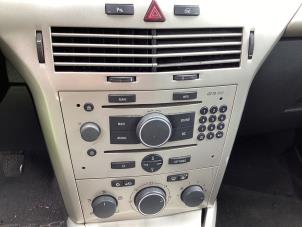 Używane Radioodtwarzacz CD Opel Astra H Twin Top (L67) 1.8 16V Cena € 150,00 Procedura marży oferowane przez Gebr Opdam B.V.