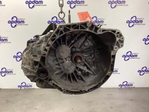 Gebruikte Versnellingsbak Opel Vivaro 2.5 DTI 16V Prijs € 650,00 Margeregeling aangeboden door Gebr Opdam B.V.