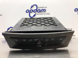 Gebruikte Paniekverlichtings Schakelaar Mercedes E (W211) 2.2 E-220 CDI 16V Prijs € 75,00 Margeregeling aangeboden door Gebr Opdam B.V.