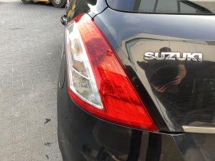 Begagnade Baklykta, vänster Suzuki Swift (ZA/ZC/ZD) 1.2 16V Pris € 75,00 Marginaltabell erbjuds av Gebr Opdam B.V.